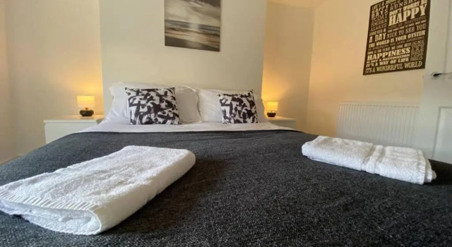 Contemporary 2 Floor Flat with Sea Views!