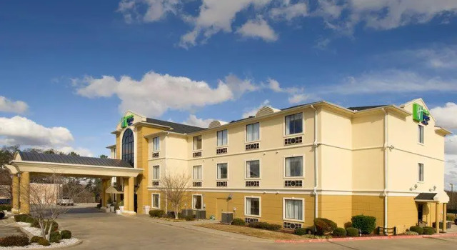 Номер Deluxe Holiday Inn Express Hotel & Suites Mount Pleasant by IHG