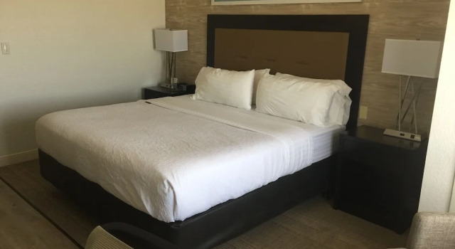Holiday Inn & Suites Bloomington-Airport