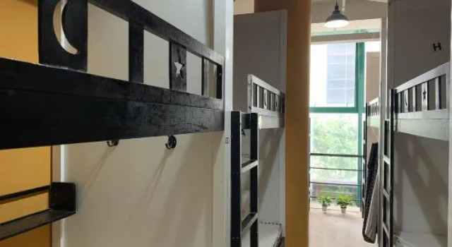Кровать в общем номере (мужской номер) Shanghai Yuyuehai Youth Hostel（Shanghai railway station)
