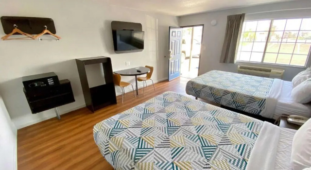 Четырёхместный номер Standard Motel 6-Delano, CA