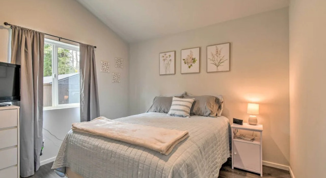 Cozy Cottage on the Coast Near Downtown Westport!