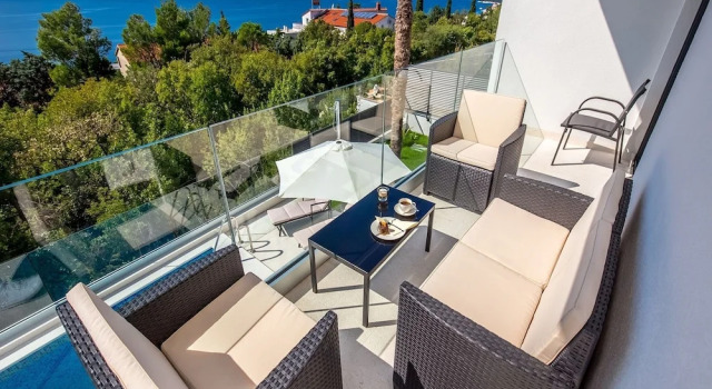 Luxurious Villa in Crikvenica With Wellness Spa, Забронировать Курортный отель Курортные отели Приморско-Горанской жупания, Курортный отель