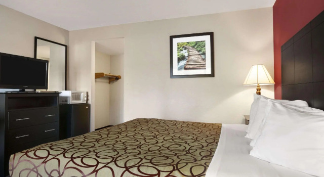 Номер Deluxe Travelodge by Wyndham Traverse City MI