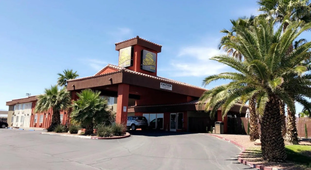 Кровать в общем номере Sunrise Inn