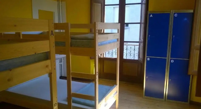 Кровать в общем номере Albergue La Casona Del Peregrino