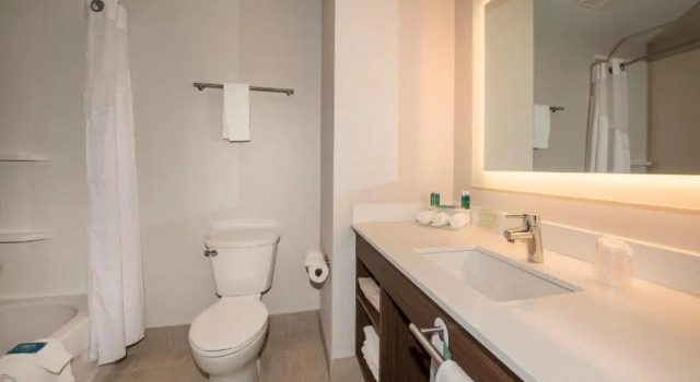 Четырёхместный номер Standard с видом на горы Holiday Inn Express & Suites Victoria-Colwood by IHG