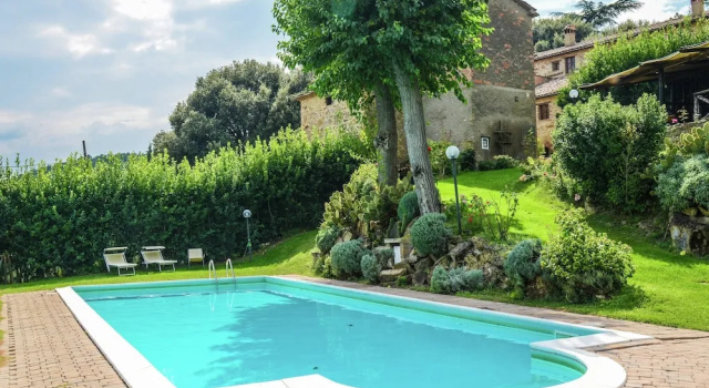 Коттедж с балконом Stunning Holiday Home in Umbria with Hot Tub