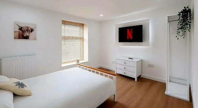 Коттедж Comfort Modern Comforts 4 Bedroom Home for Work & Play