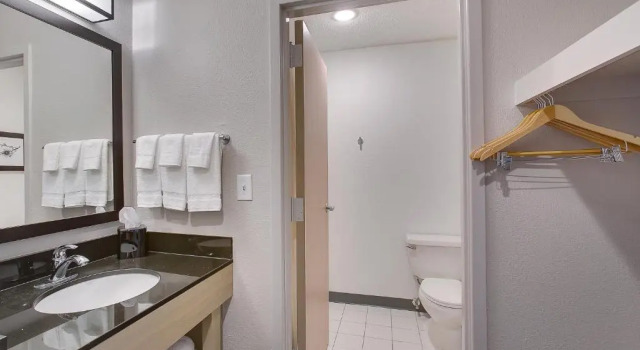 Двухместный люкс Country Inn & Suites by Radisson, Wichita East, KS