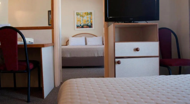 Семейный люкс с 2 комнатами Longreach Motor Inn
