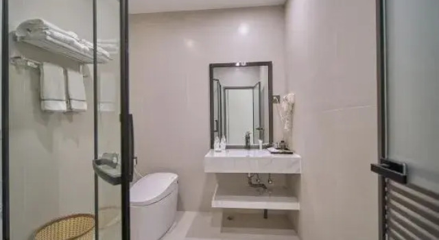 Семейный люкс с балконом Yangshuo Boyue River View Homestay (Lijiang Branch)
