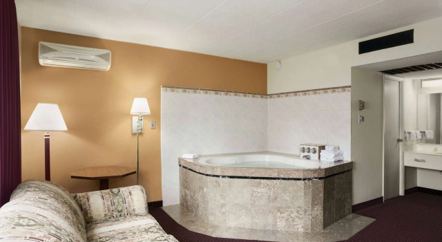 Ramada by Wyndham Pittsburgh/New Stanton, Buchen Sie Hotel New Stanton Pennsylvania