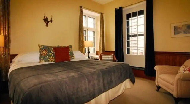 Люкс с балконом Frontenac Club Inn