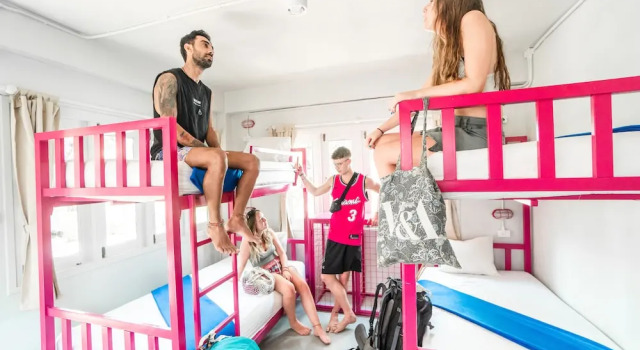Кровать в общем номере Slumber Party Koh Tao