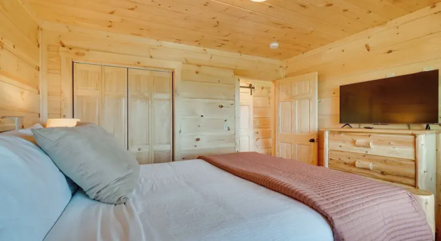 Коттедж с 3 комнатами Gorgeous Gatlinburg Cabin: Large Deck & Hot Tub!