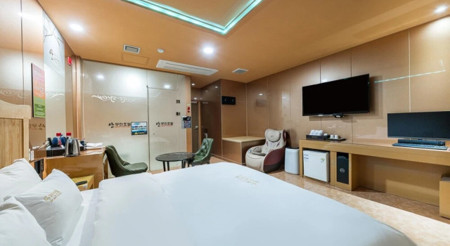 Yeosu San Self Check-in Hotel, Забронировать Отель Йосу Чолла-Намдо, рядом с Западный рынок Ёсу