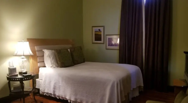 Двухместный люкс Deluxe Downtown Guest Quarters Hotel