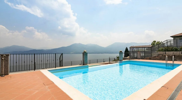 Апартаменты Panoramic house in a residence upon the green hills overlooking Lake Maggiore