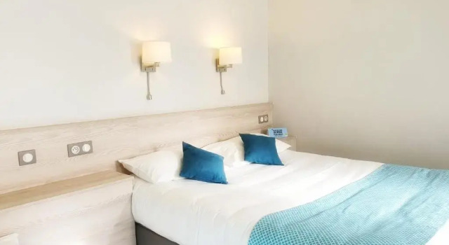 Трёхместный номер Standard Logis Hôtel De Bretonnière - Beaune centre