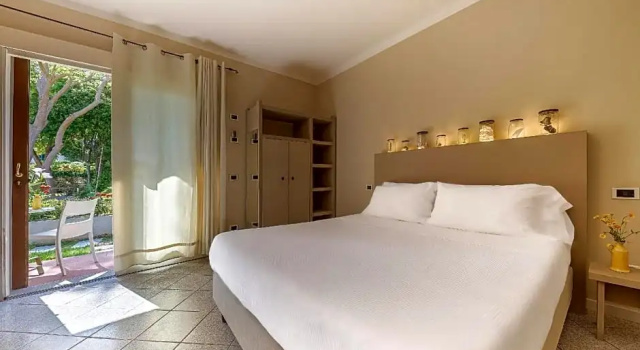 Четырёхместный номер Standard с видом на сад Hotel Cernia Isola Botanica