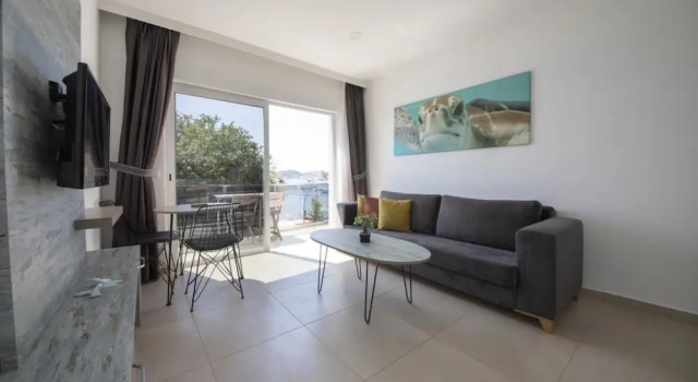 Апартаменты Seafront Flat With Breathtaking Sea View in Bodrum