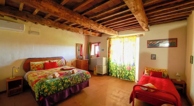 Трёхместный номер Comfort с балконом и с видом на сад agriturismo Poggio Monte Saturnia
