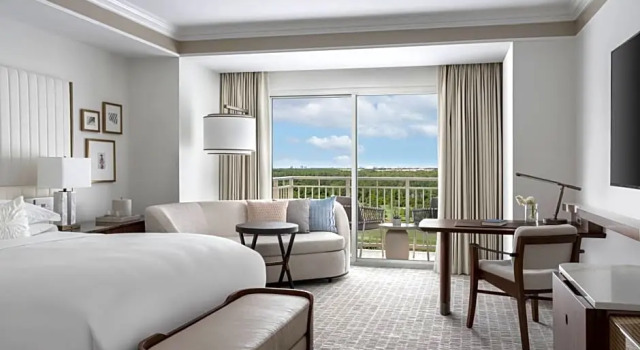 Двухместный номер с видом на озеро и бассейн The Ritz-Carlton Orlando, Grande Lakes