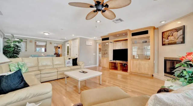 Номер Luxury Stones Throw Beachfront Luxury Suites