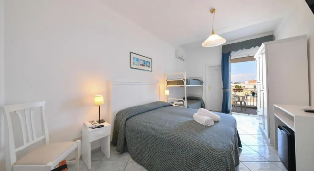 Четырёхместный номер Standard с балконом Hotel Noris