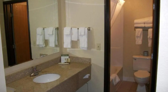 Номер Standard AmericInn by Wyndham Fargo West Acres