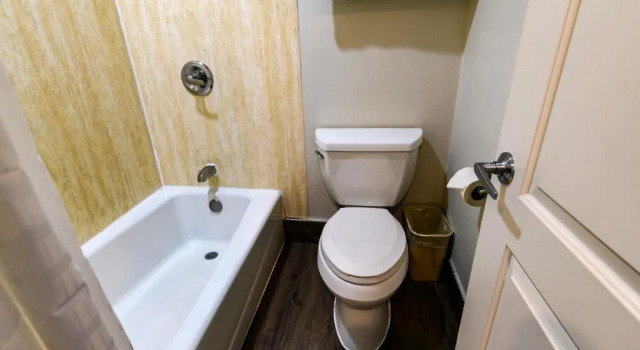 Четырёхместный номер Standard Hyland Inn near Legoland