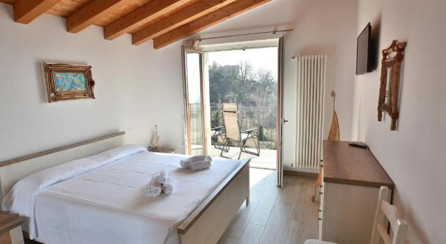 Апартаменты White Apartment In Marciaga Di Costermano