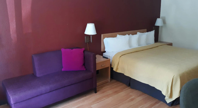Кровать в общем номере OYO Hotel Phenix City Central