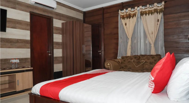 Люкс Deluxe с балконом Kebon Krapyak Cottage Syariah Mitra RedDoorz near Stadion Maguwoharjo