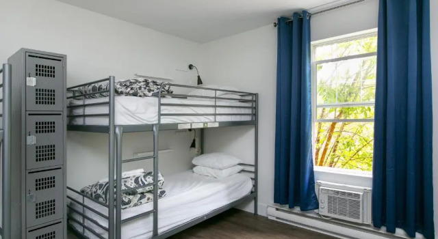 Кровать в общем номере (женский номер) HI Kelowna Hostel