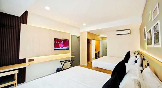 Четырёхместный номер Deluxe с балконом и с видом на сад Raia Beach Resort Port Dickson