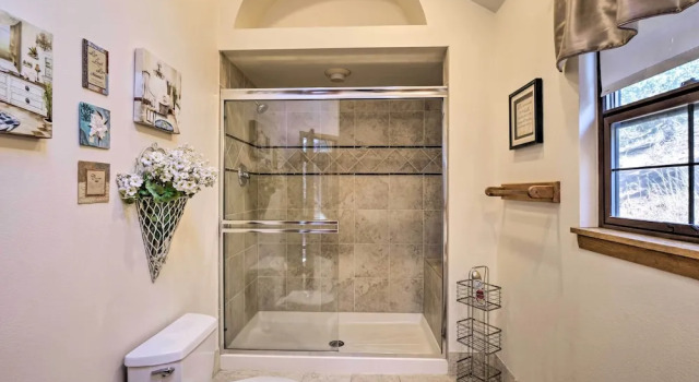 Коттедж Expansive Mountain Retreat w/ Views of Pikes Peak!