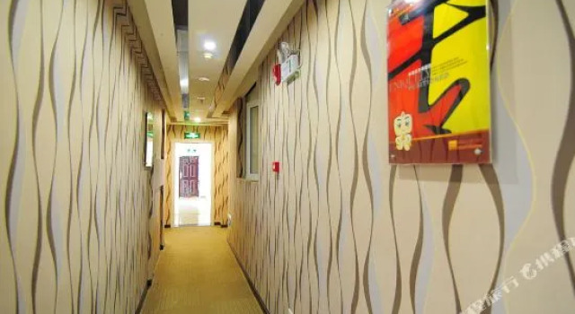 Thank Inn Chain Hotel Guizhou Kaili East Huancheng Road, Rezerwuj Hotel Hotele w Qiandongnan z parkingiem, Parking