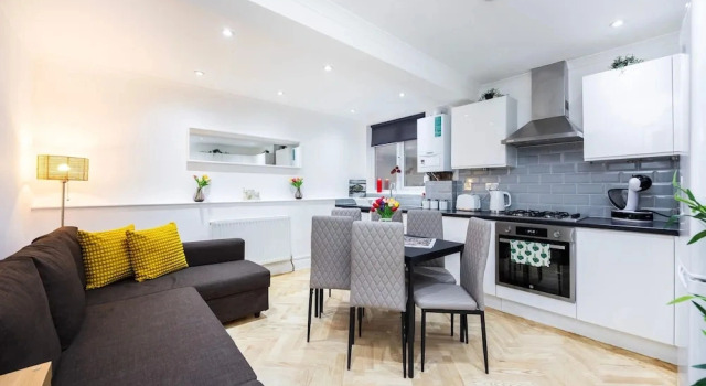 Коттедж 2 Bedroom Charming Family Apartment