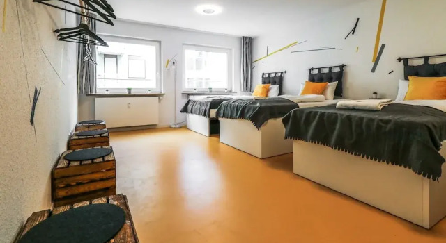 Designer hostel room for 4 2D, Забронировать Хостел Отели Мангейма с парковкой, рядом с Ратуша Мангейма, Парковка