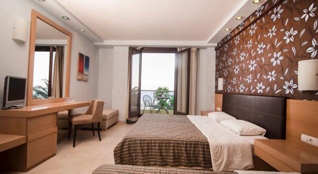 Четырёхместный номер Standard с видом на море Mistral Hotel