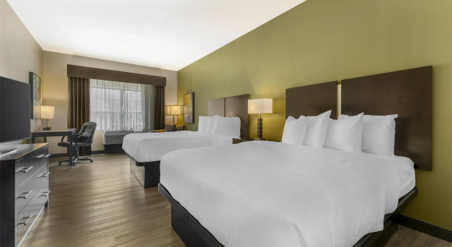Четырёхместный номер Standard Best Western Plus Franciscan Square Inn & Suites Steubenville