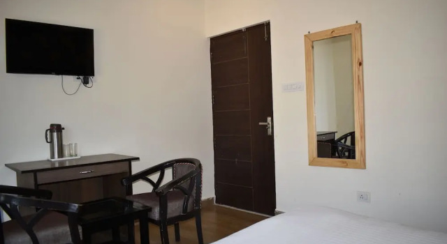 Двухместный номер Economy с 2 комнатами с видом на город Tapasthali By Meera Hotels