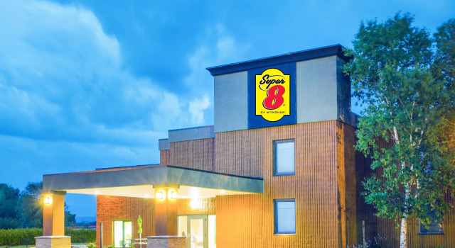 Кровать в общем номере Super 8 by Wyndham Plattsburgh