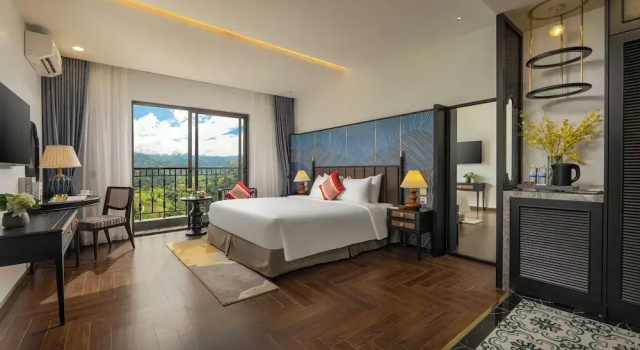 Двухместный номер Premier с балконом и с красивым видом из окна DeLaMont Sapa Hotel