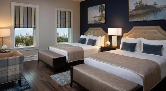 Четырёхместный полулюкс с видом на бассейн Belleview Inn