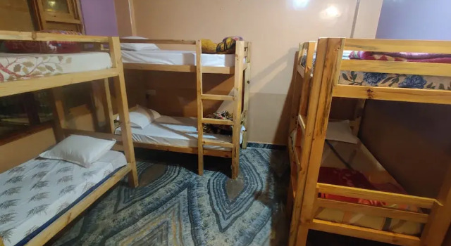 Кровать в общем номере Цокольный этаж с 2 комнатами Majestic Mountain Bhaiji Guest House