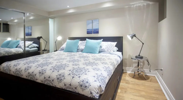 Stunning 1BR Basement Apt - King Size, Varaa Hotelli Toronto 
