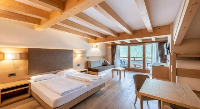 Полулюкс Design & Suite Hotel Ciarnadoi